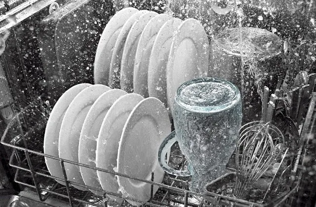Máy rửa bát đĩa giúp làm sạch hoàn toàn bát đĩa và có tác dụng diệt khuẩn Máy rửa bát đĩa giúp làm sạch hoàn toàn bát đĩa và có tác dụng diệt khuẩn